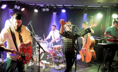 Live koncert med bandet Raindogs som spiller Tom Waits sange på Baaring Musikefterskole.